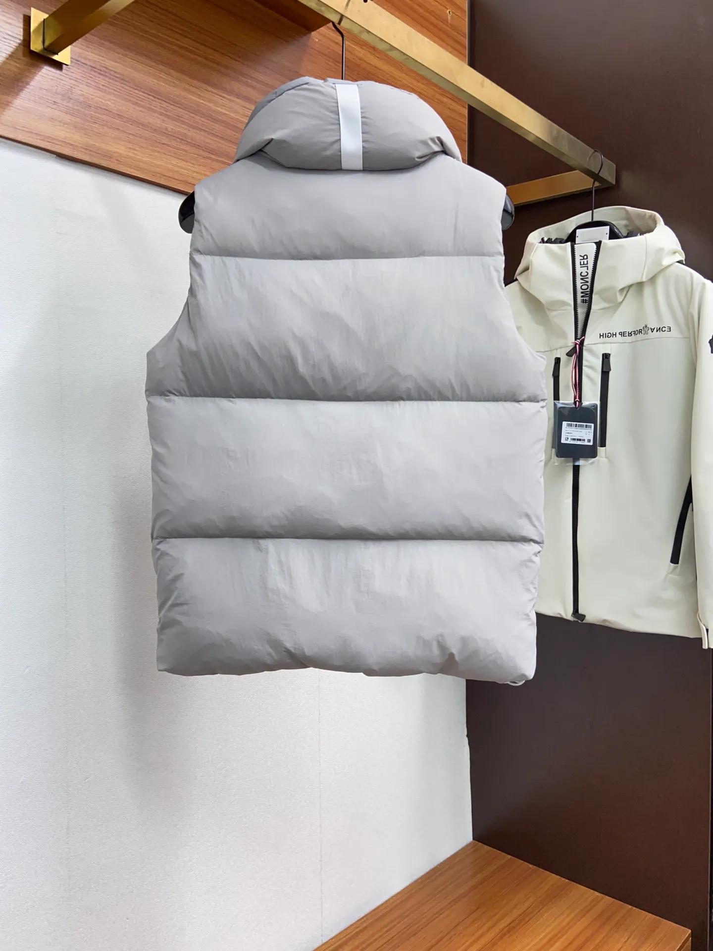 P480 capsule vest original version #𝘾𝘼𝙉𝘼𝘿𝘼 𝙂𝙊𝙊𝙎𝙀/𝙅𝙪𝙣𝙘𝙩𝙞𝙤𝙣 TOP version restore ZP up to 98%‼ ️ CANADA GOOSE/Canada Goose Pastels Pastel Series Everett White Label Vest This versatile Everett vest is a lightweight layering item suitable for wearing in all seasons. It is trimmed in all white and equipped with D-rings for hanging gloves or other daily items when outside. It is ideal for travel and unpredictable weather conditions. The pocket openings and cuff edges are reinforced with CORDURA fabric for durability. The reflective stripes on the back of the collar improve visibility in dim environments, making it the first choice for travel. Size: XS S M L XL XXL Color: Black Melt Water Blue Soft Pink Moonlight Lime